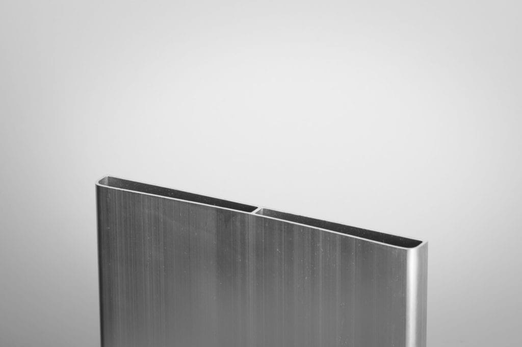 Plain fence lath - Designation: P15012
Dimension: 150 x 12 mm
Length: 6000 mm
Alloy: EN AW-6060 T66 (AlMgSi)
Info: with bar
