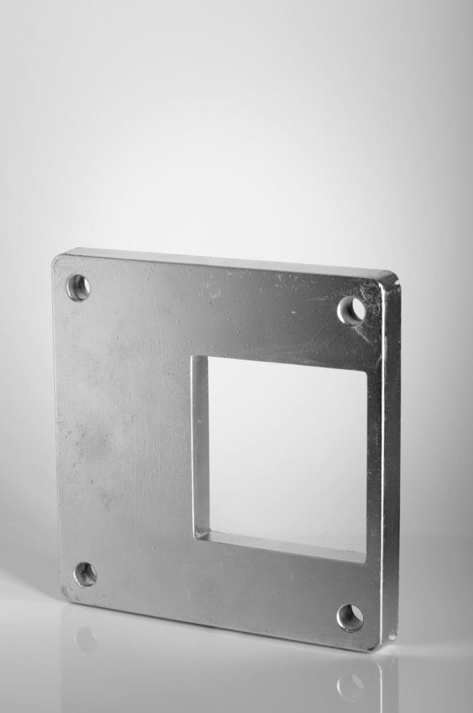 Placă sudabilă excentric - Denumire: 100
Dimensiune: 200 x 200 mm
Material: Aluminiu turnat
Informații: pentru stâlpi de rezistență 100 x 100 mm
