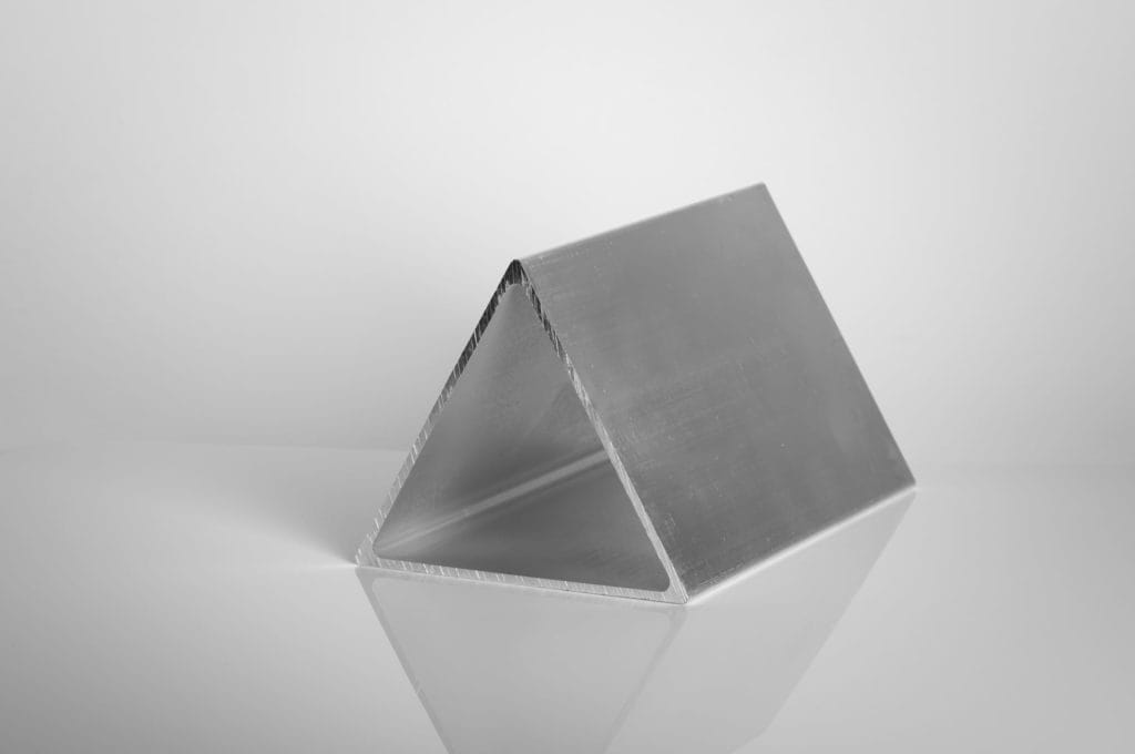 Tubo triangular - Dibujo: D100
Dimensiones: 100 x 100 x 2,5 mm
Largo: 6000 mm
