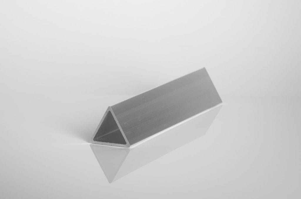 Tubo triangular - Dibujo: D30
Dimensiones: 30 x 30 x 1,5 mm
Largo: 6000 mm
