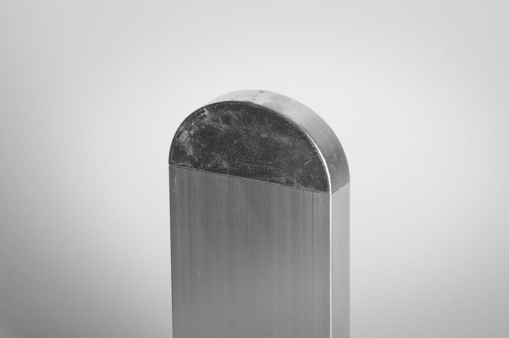 Tappo per steccato - Descrizioni: K081R
Materiale: Fusione di alluminio
Info: Tappo semicircolare
