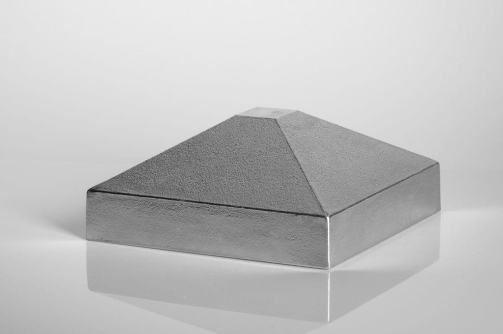 Krytka na stĺpik - Označenie: K100
Materiál: hliníkový odliatok
pre tvarovanú rúru: 100 x 100 mm
