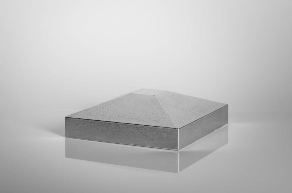 Krytka na stĺpik - Označenie: K120
Materiál: hliníkový odliatok
pre tvarovanú rúru: 120 x 120 mm
