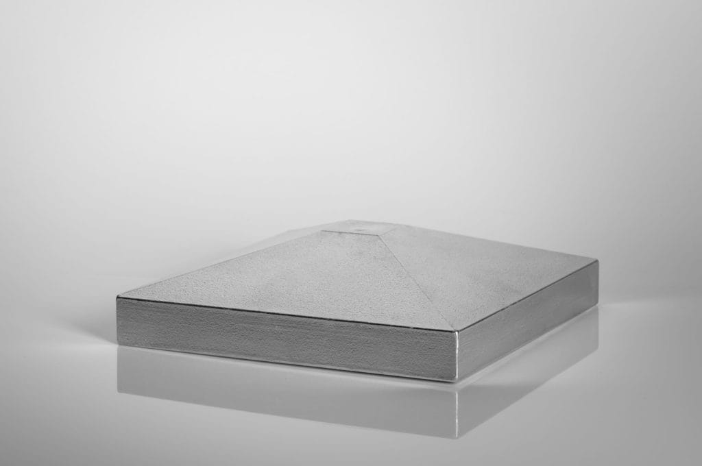 Krytka na stĺpik - Označenie: K150
Materiál: hliníkový odliatok
pre tvarovanú rúru: 150 x 150 mm

