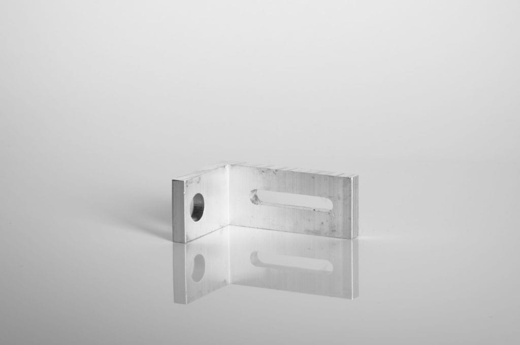 Angolare fissaggio traversine - Dimensione: 60 x 40 x 25 x 6 mm
Materiale: con foro lungitudinale 30 x 6 mm

