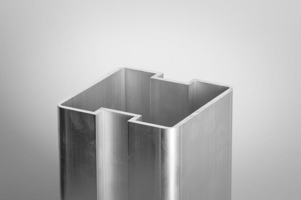 Standing profile - Designation: P12156
Dimension: 100 x 100 x 4 mm
Length: 6000 mm
Alloy: EN AW-6060 T66 (AlMgSi)
