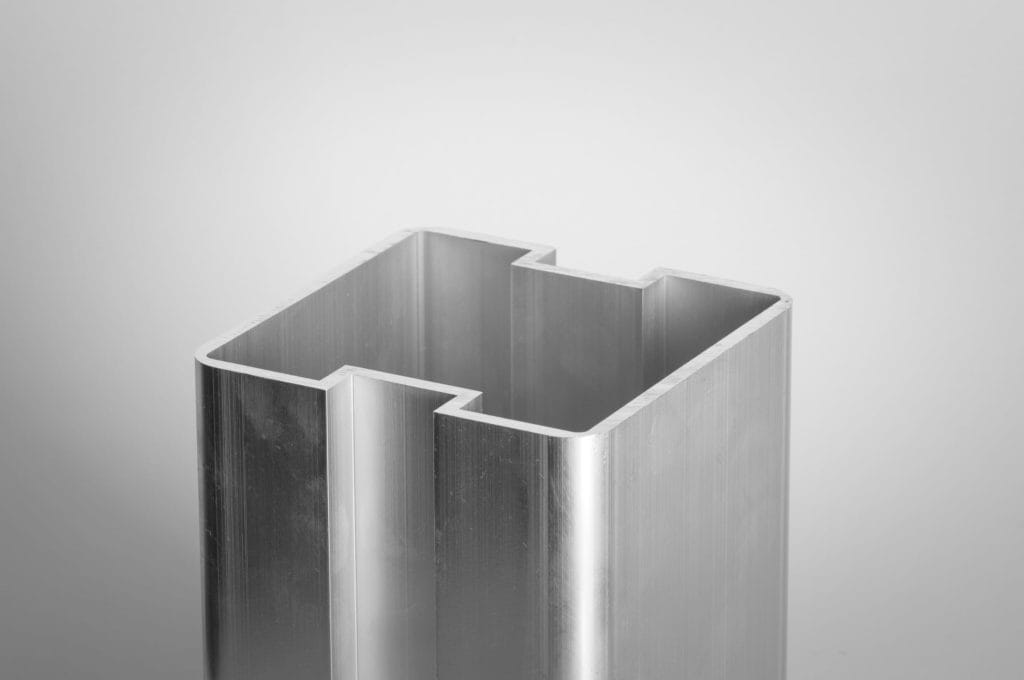 Standing profile - Designation: P12156
Dimension: 100 x 100 x 4 mm
Length: 6000 mm
Alloy: EN AW-6060 T66 (AlMgSi)
