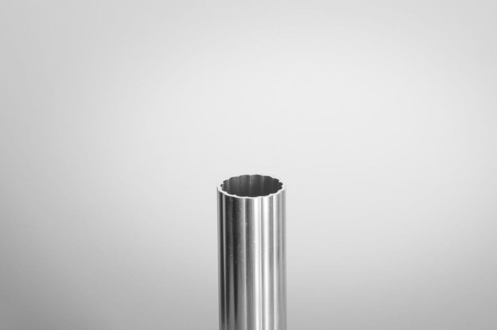 Palisada - Oznaczenie: P30
Długość: 6000 mm
Stop aluminium: EN AW-6060 T66 (AlMgSi)
Promień zewnętrzny: 30 mm
Info: Średnica wewnętrzna: 24,8 mm
