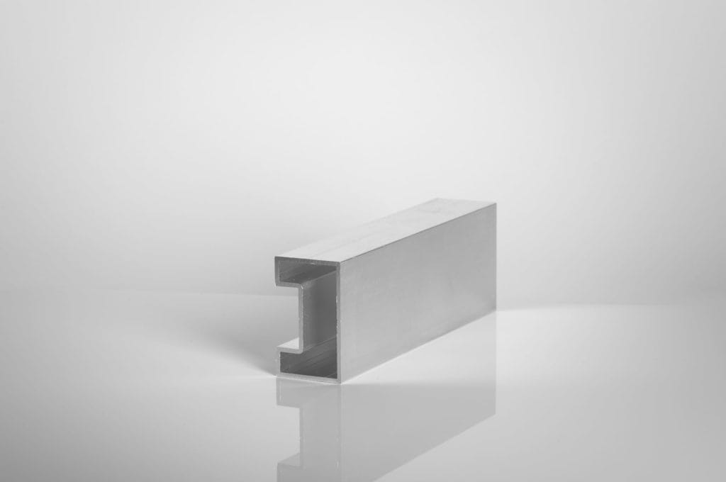 Profil lamelar de suport - Denumire: P50
Dimensiune: 50 x 30 x 1,8 mm
Lungime: 6000 mm
Aliaj: EN AW-6060 T66 (AlMgSi)
Canelură: 25,3 x 10,5 mm
