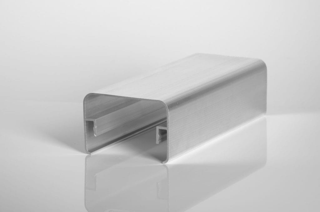 Poręcz - Oznaczenie: P63
Wymiar: 60 x 40 x 1,4 mm
Długość: 6000 mm
Stop aluminium: EN AW-6060 T66 (AlMgSi)
Szerokość światła: 51,5 mm

