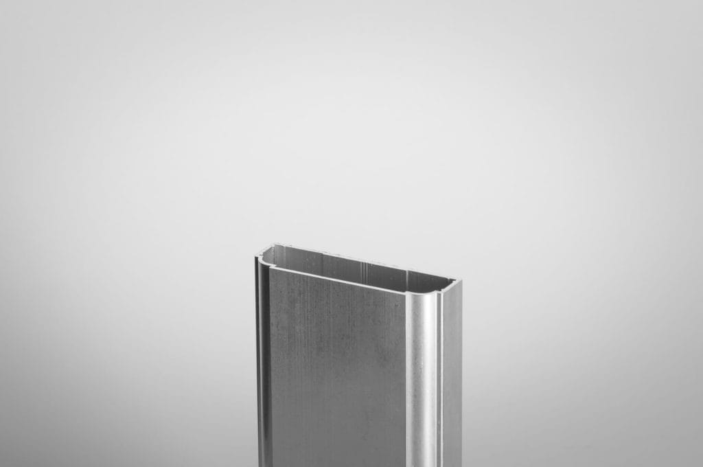 Latte de clôture - Désignation: P65PS
Dimension: 65 x 19 mm
Longueur: 6000 mm
Alliage: EN AW-6060 T66 (AlMgSi)
