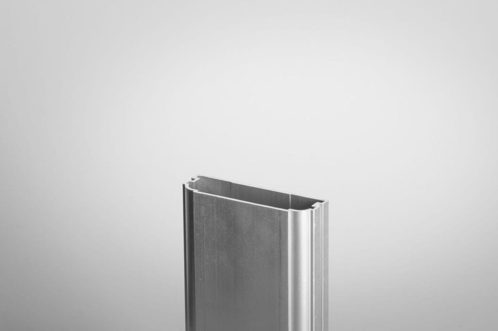 Steccato con scanalatura - Descrizioni: P65SS
Dimensione: 65 x 19 mm
Lunghezza: 6000 mm
Lega: EN AW-6060 T66 (AlMgSi)
Fessura: Scanalatura per infilare barra piatta da 2 mm
