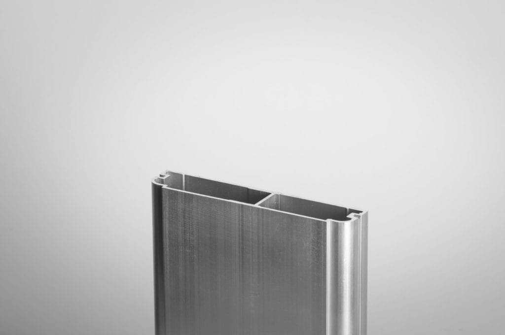 Steccato con scanalatura - Descrizioni: P98SS
Dimensione: 98 x 19 mm
Lunghezza: 6000 mm
Lega: EN AW-6060 T66 (AlMgSi)
Fessura: Scanalatura per infilare barra piatta da 2 mm
Info: con rinforzo centrale
