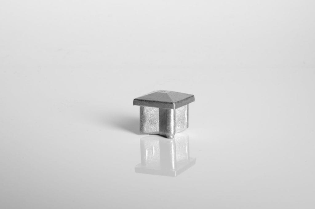 kapa piramida 25 - materijal: lijevani aluminij
info: oštrokutna
za kvadratnu cijev: 25 x 25 x 2 mm
