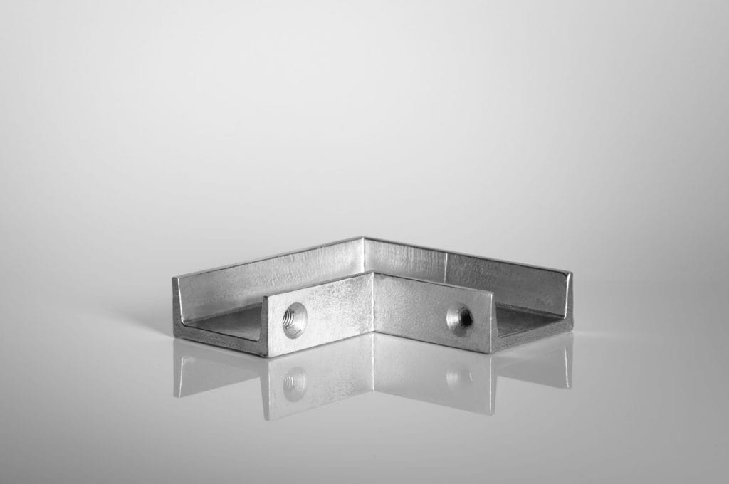 Conector de unghi - Denumire: V02
Material: Aluminiu turnat
Informații: profil lamelar de suport pentru garduri și porți P02

