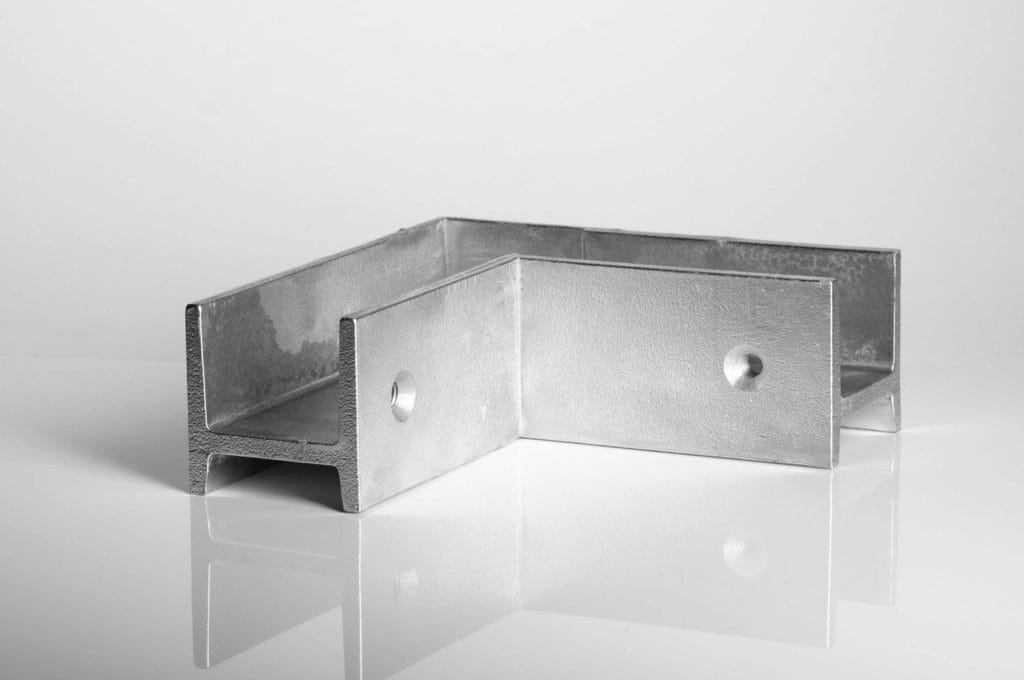 Escuadra de unión - Dibujo: V67
Material: Aluminio fundido
Info: Para marcos de portones P67 + P68
