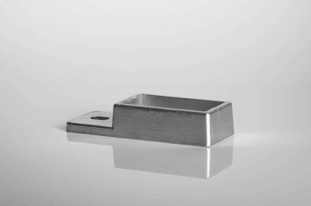 Монтажный кронштейн - обозначение: овальное отверстие боковойe
материал: алюминиевая отливка
информация: для квадтратной трубы 60 x 30 мм

