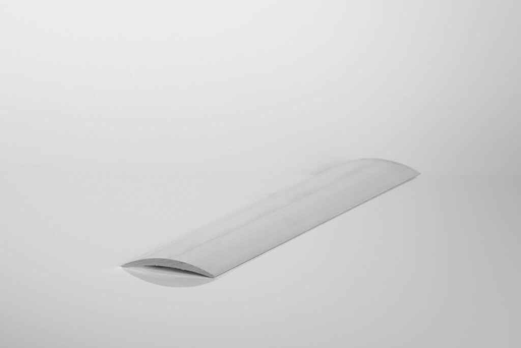 Profilé demi-rond concave - Dimension: 40 x 5 mm
Longueur: 6500 mm
Alliage: EN AW-6060 T66 (AlMgSi)
