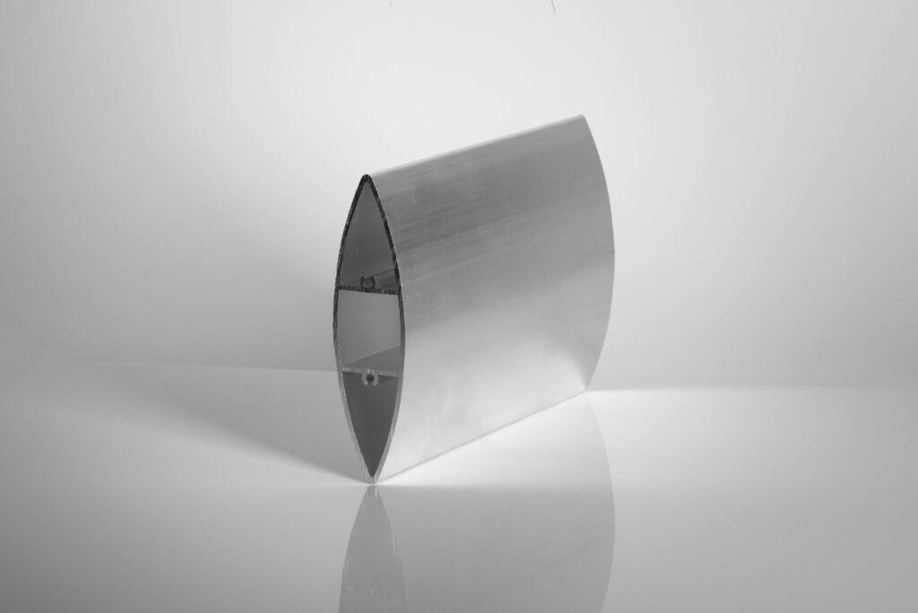Profilo frangisole - Descrizioni: P10026
Dimensione: 100 x 26 x 1,5 mm
Lunghezza: 6000 mm
Lega: EN AW-6060 T66 (AlMgSi)

