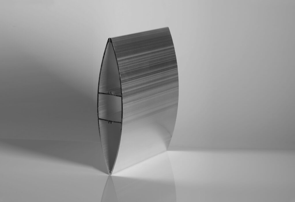 Profilo frangisole - Descrizioni: P20045
Dimensione: 200 x 45 x 2 mm
Lunghezza: 6000 mm
Lega: EN AW-6060 T66 (AlMgSi)
