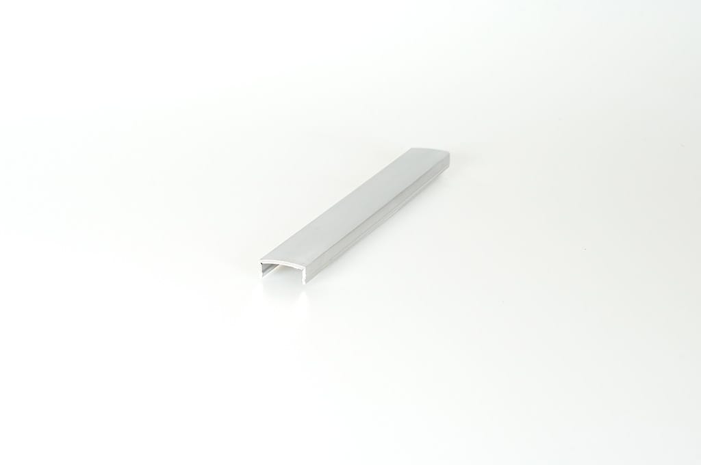 Cover strip for standing - Designation: PRIVACY 03
Dimension: 18x 7.4x 1 mm
Length: 6000 mm
Alloy: EN AW-6060 T6 (AlMgSi)
