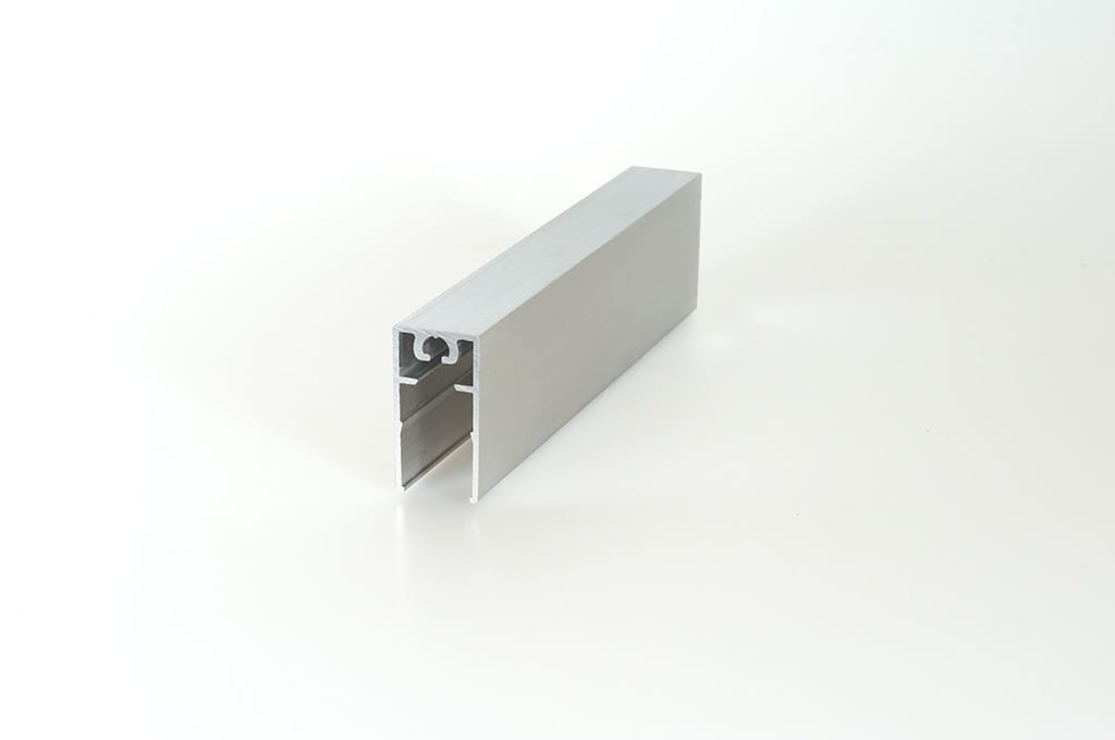 Cover strip for lath - Designation: PRIVACY 05
Dimension: 37 x 19.4 x 1.2 mm
Length: 6000 mm
Alloy: EN AW-6060 T6 (AlMgSi)
