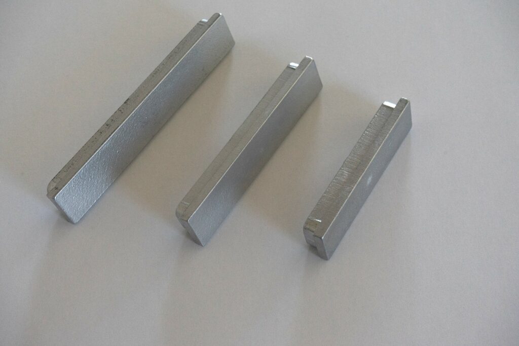 Fence cap - Material: casted aluminium
Info: for square tubes:

80 x 20 x 1,5 mm
100 x 20x 2 mm
120 x 20 x 2 mm

