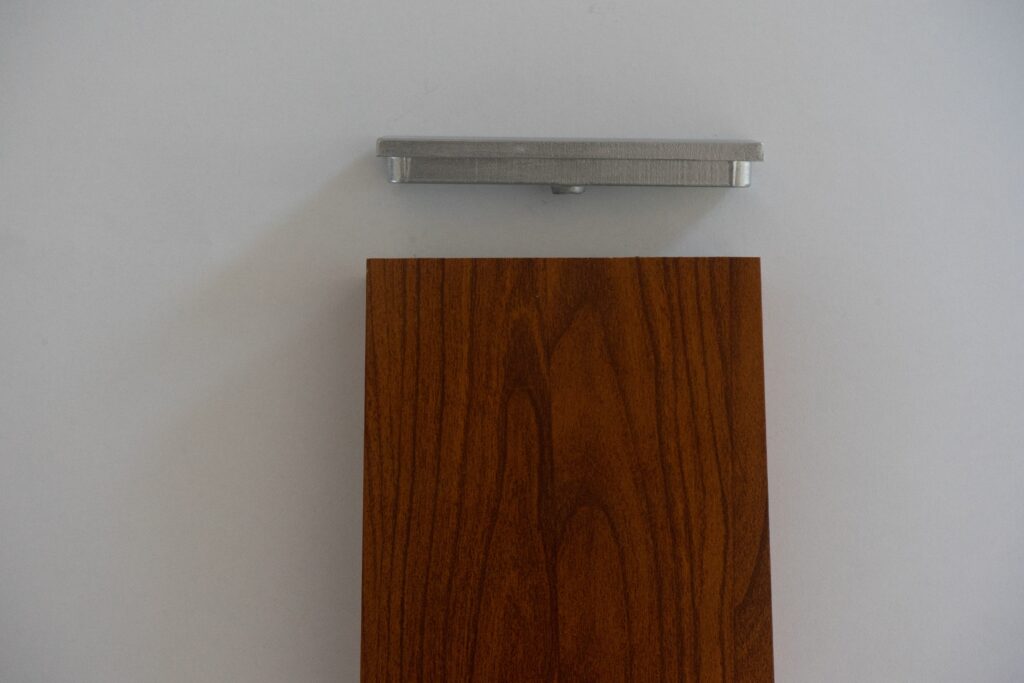 Fence cap - Material: casted aluminium
Info: for square tubes:

80 x 20 x 1,5 mm
100 x 20x 2 mm
120 x 20 x 2 mm

