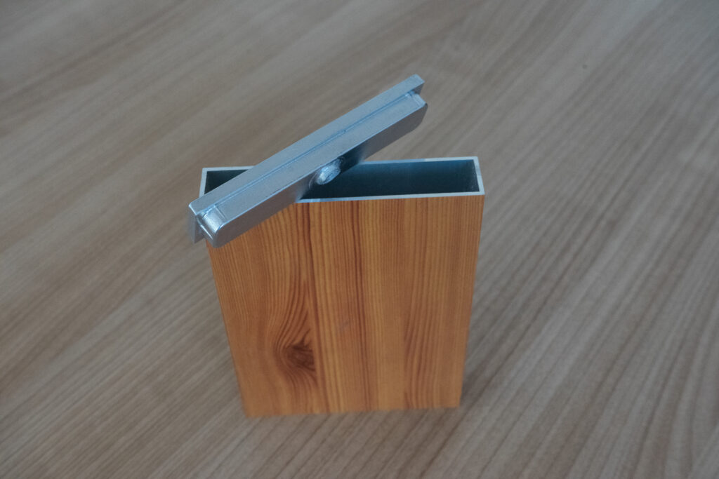 Fence cap - Material: casted aluminium
Info: for square tubes:

80 x 20 x 1,5 mm
100 x 20x 2 mm
120 x 20 x 2 mm

