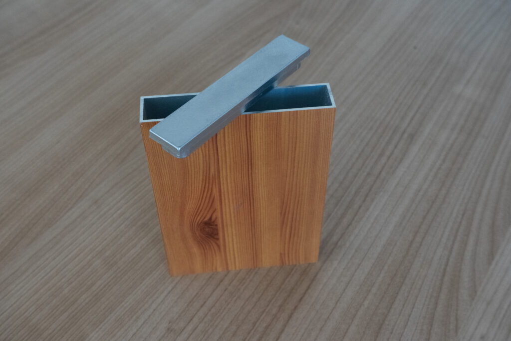 Fence cap - Material: casted aluminium
Info: for square tubes:

80 x 20 x 1,5 mm
100 x 20x 2 mm
120 x 20 x 2 mm

