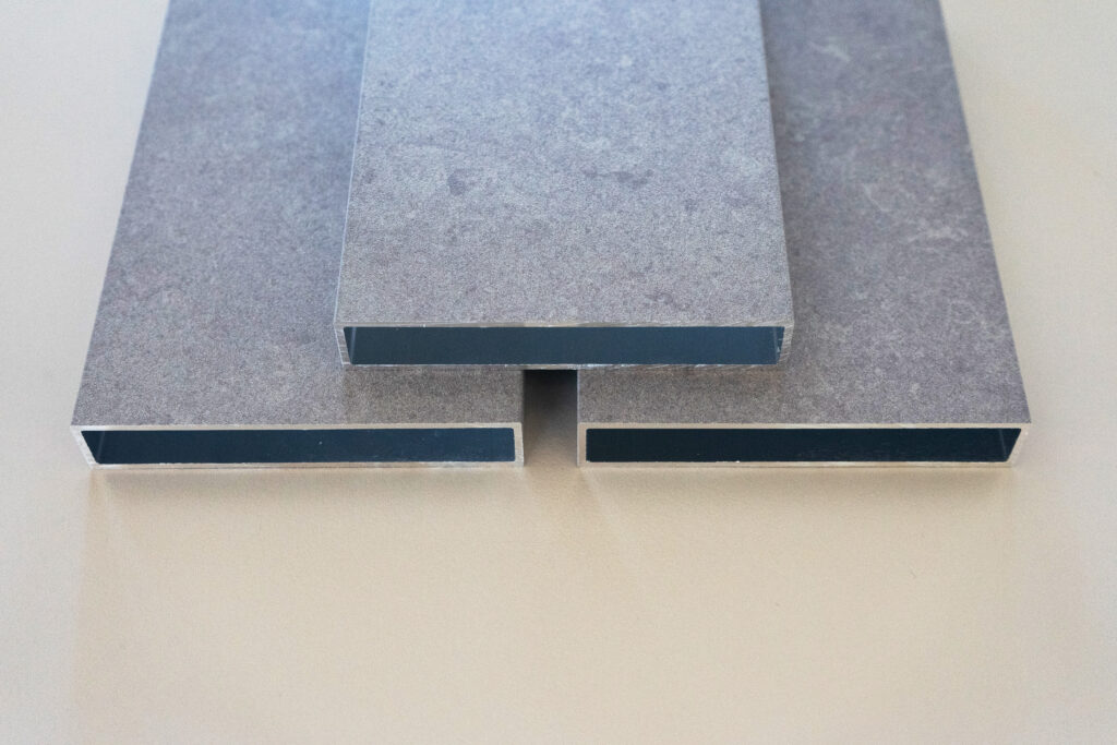 Profil zamknięty - Oznaczenie: BETON
Wymiar: 

100 x 18x 1,8 mm

Długość: 6000 mm
Stop aluminium: EN AW-6060 T66 (AlMgSi)
Info: w optyce BETON
