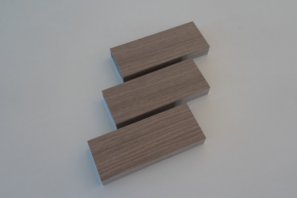 Profil zamknięty - Oznaczenie: EGH
Wymiar: 

60 x 20 x 1,5 mm
100 x 20x 1,5 mm

Długość: 6000 mm
Stop aluminium: EN AW-6060 T66 (AlMgSi)
Info: w optyce drewna EGH
